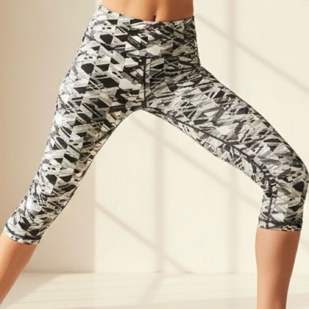 Gray Black White Geometric Cropped Capri Leggings Victoria's Secret Sport M